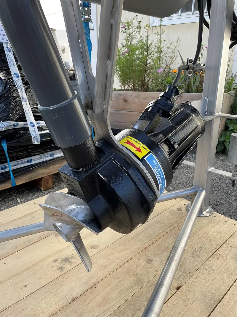 Directional aerator mixer on its floating frame